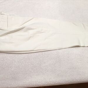 WD white capris size Medium slant front pockets